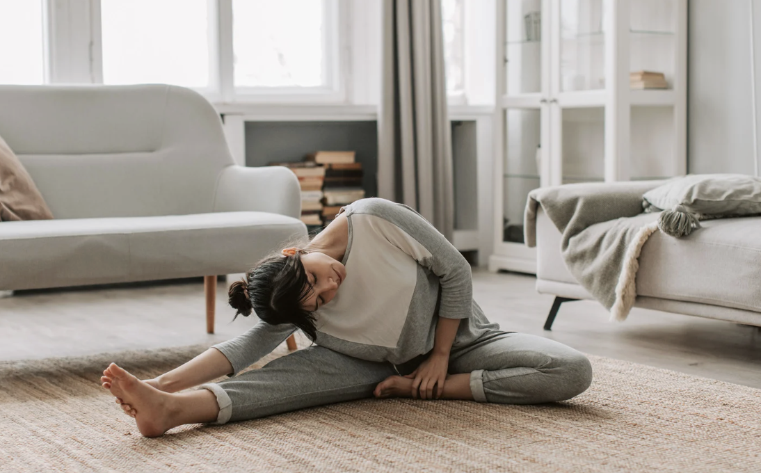 ストレッチをしても体が硬いと感じる人がセルフストレッチを行っている様子